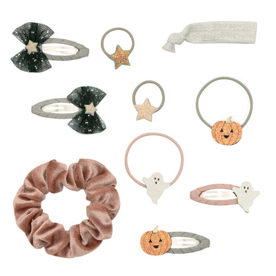 Inside the halloween pouch- a large velvet scrunchie- halloween pumpkin and ghost ponies- small glitter star ponies- silver elastic pony- grey and black tulle clic clacs with silver star- set of ghost and pumpkin clic clacs