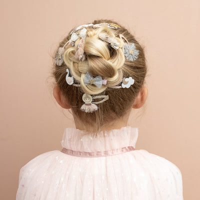 These glittery star clips sparkle brilliantly, perfect for brightening up any hairstyle with a playful shimmer.