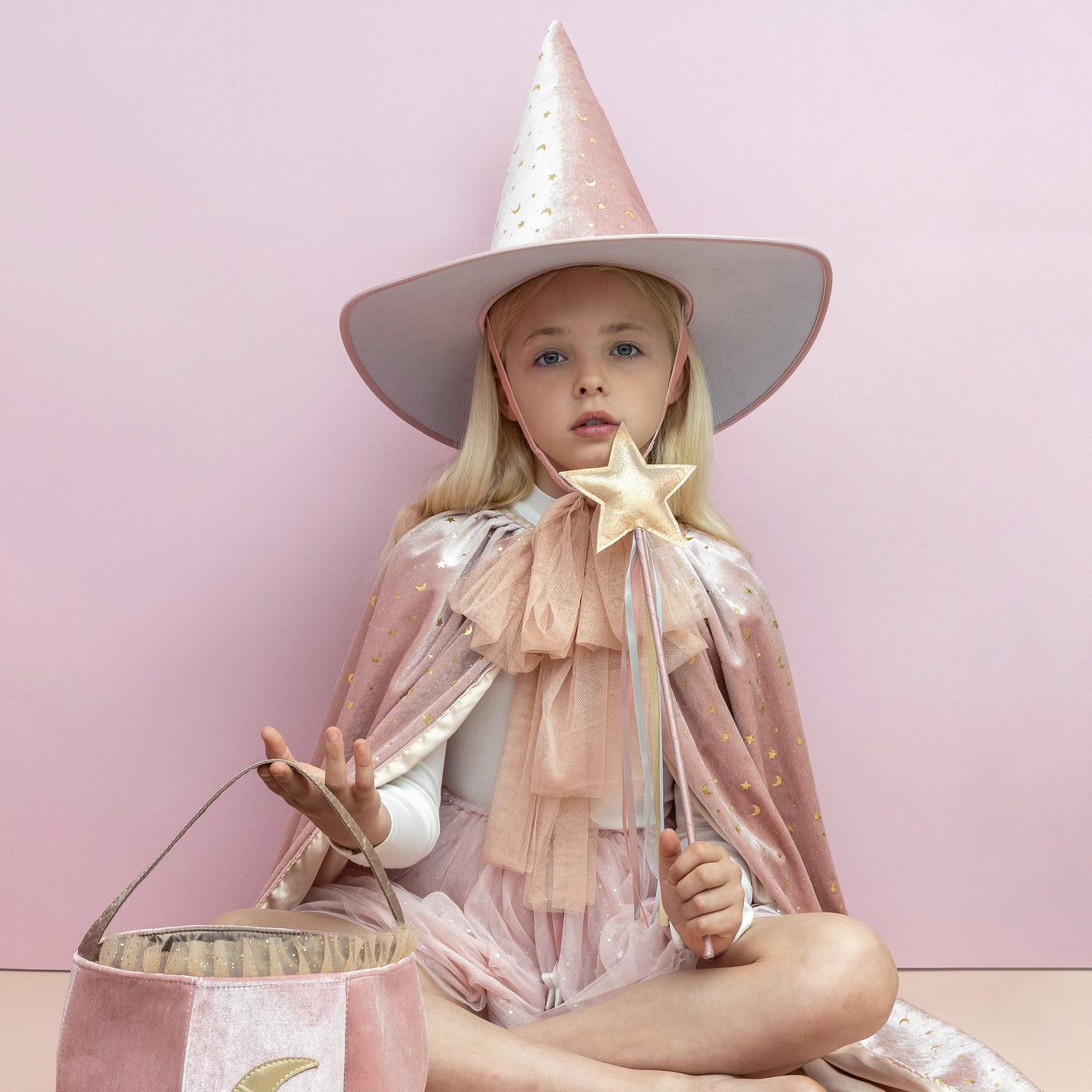 Cast a magical spell with this enchanting sparkly wand! A beautiful dressing up box must-have for any little one!