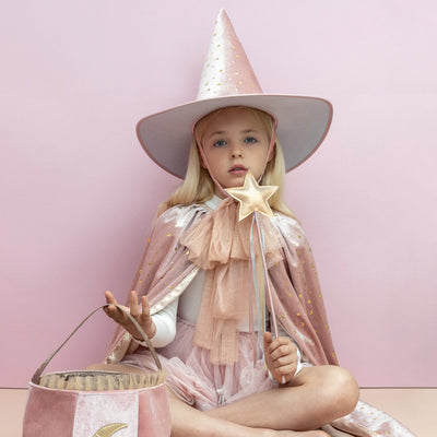 Cast a magical spell with this enchanting sparkly wand! A beautiful dressing up box must-have for any little one!