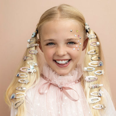 Add some mythical magic to their hair with our Winged unicorn and rainbow clic clacs! Two gracious metallic unicorns and two super sweet rainbows make up the most beautiful clip pack they are sure to love.&nbsp;