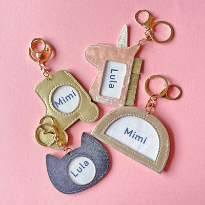 Set of keychains with personalized names on a pink background