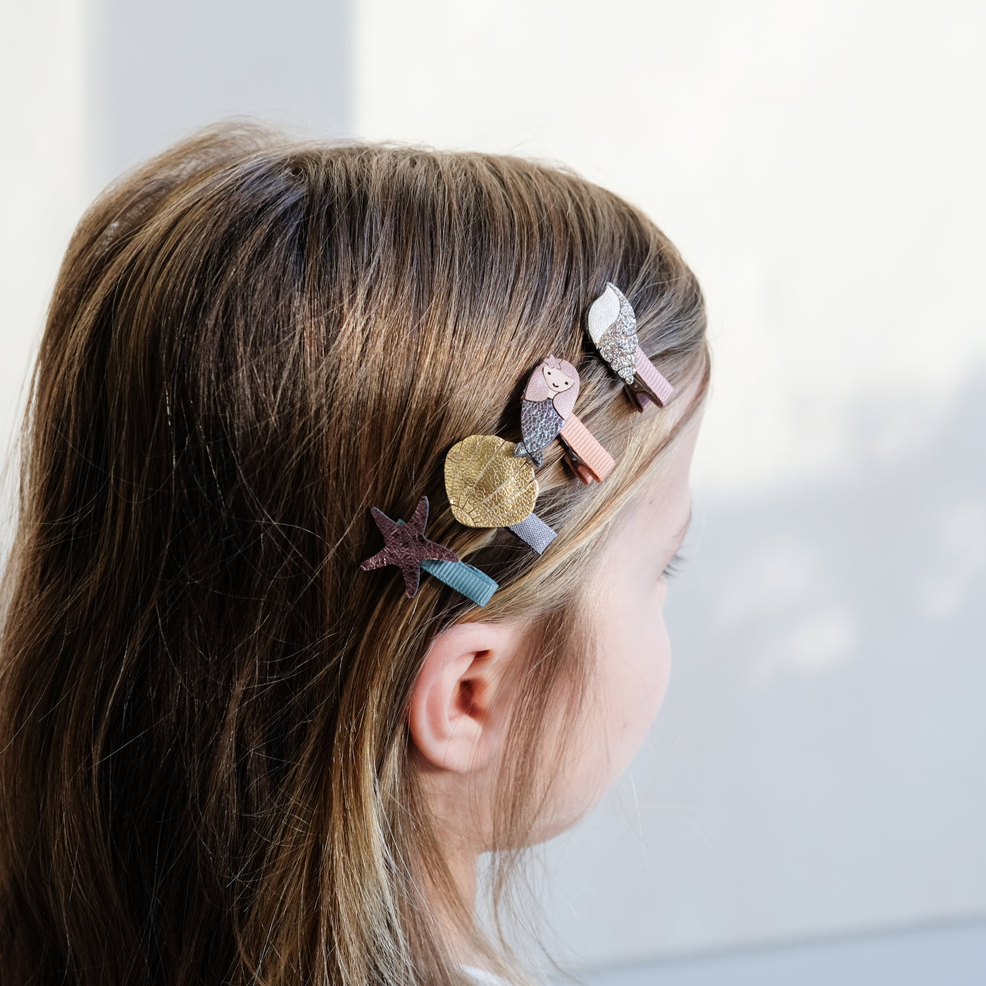 girl wearing mermaid mini clips in her hair