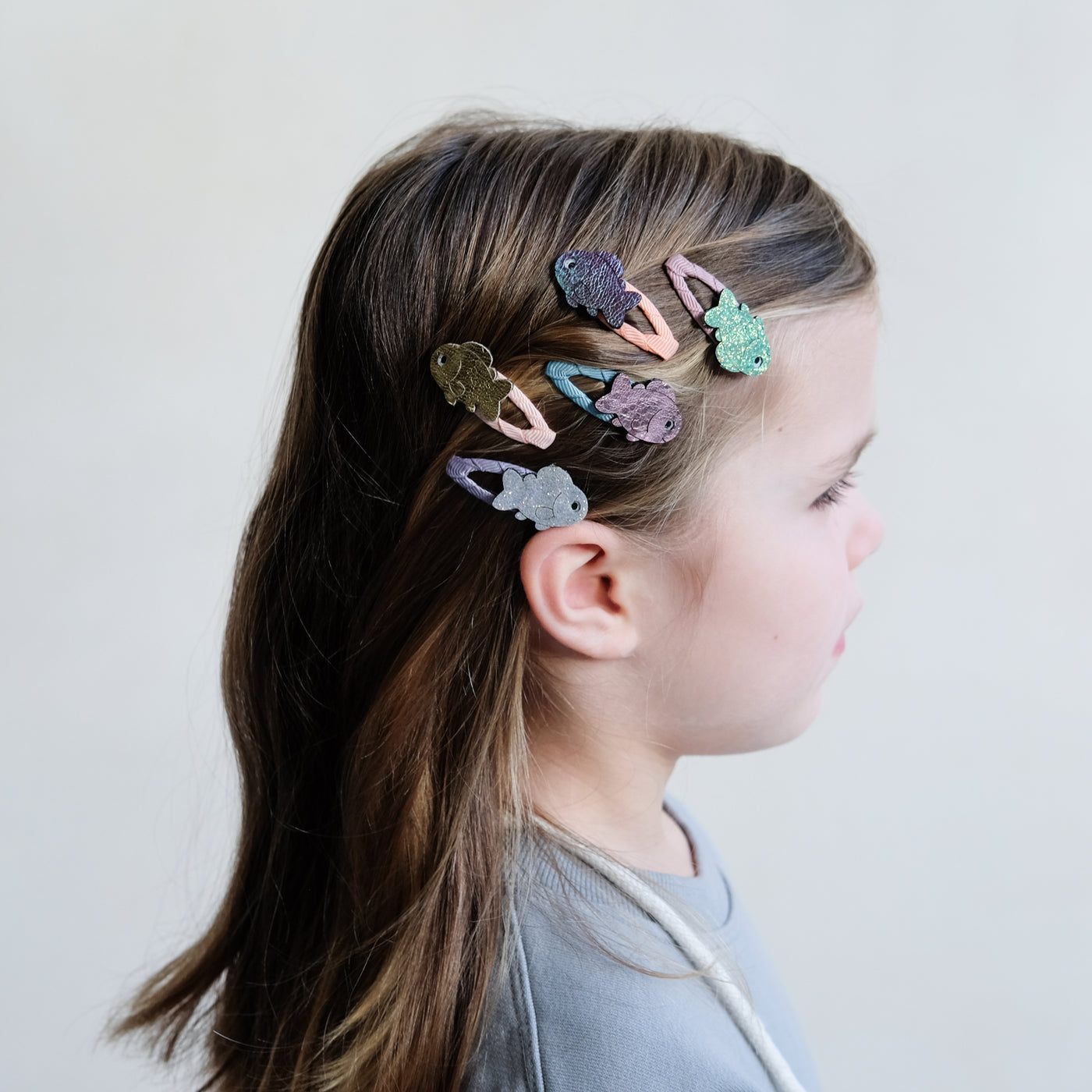 girl wearing goldfish mini clic clacs in her hair