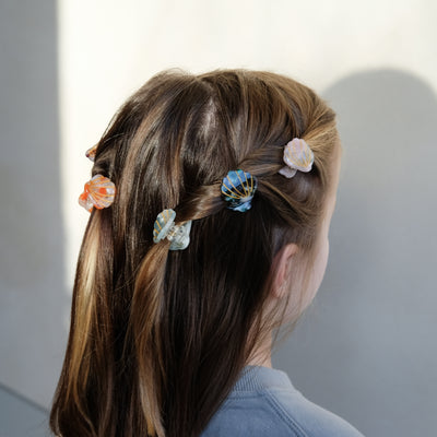 girl wearing Mini shell claw clips in her hair