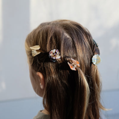 girl wearing Mini shell claw clips in her hair