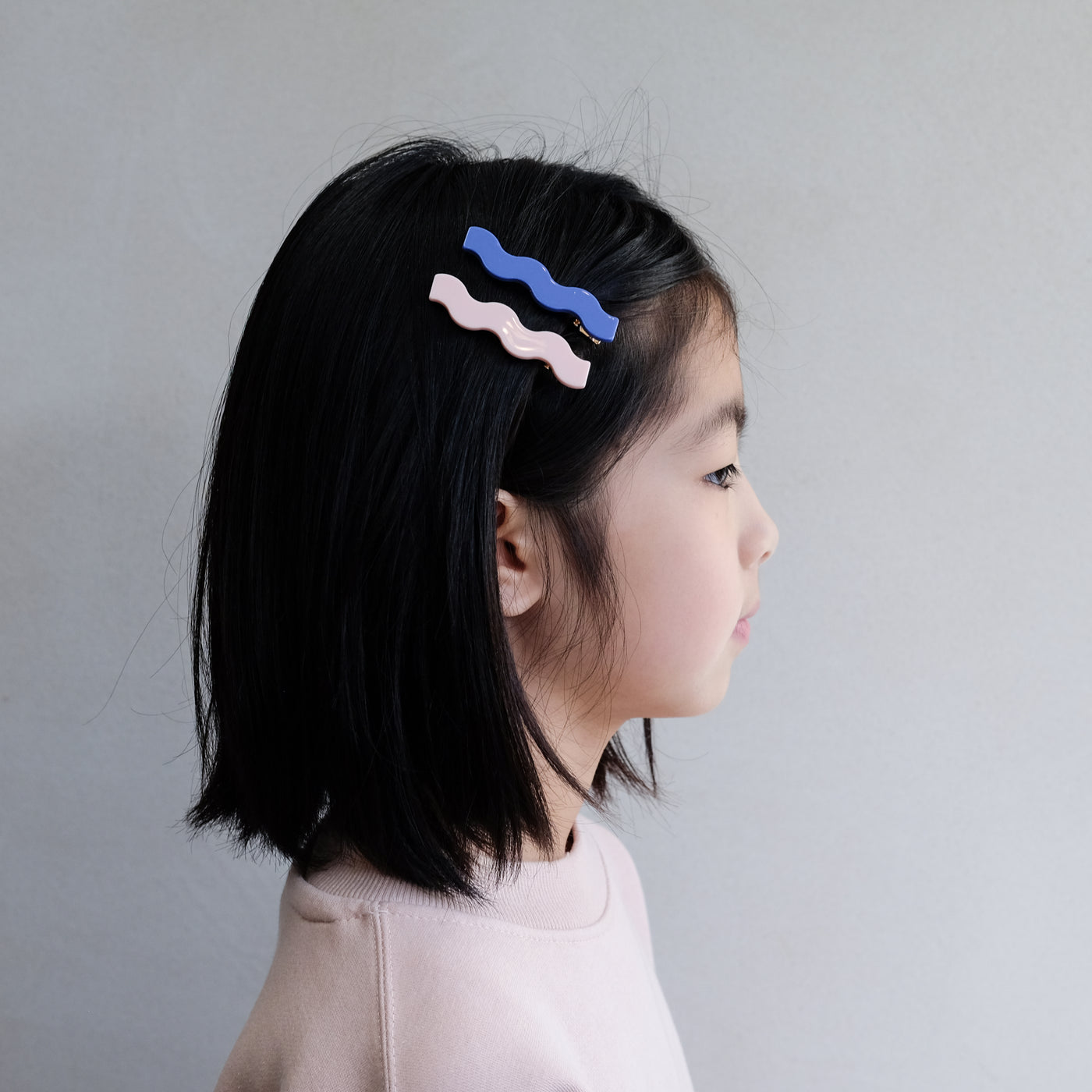 girl wearing wiggle hair clips in hair