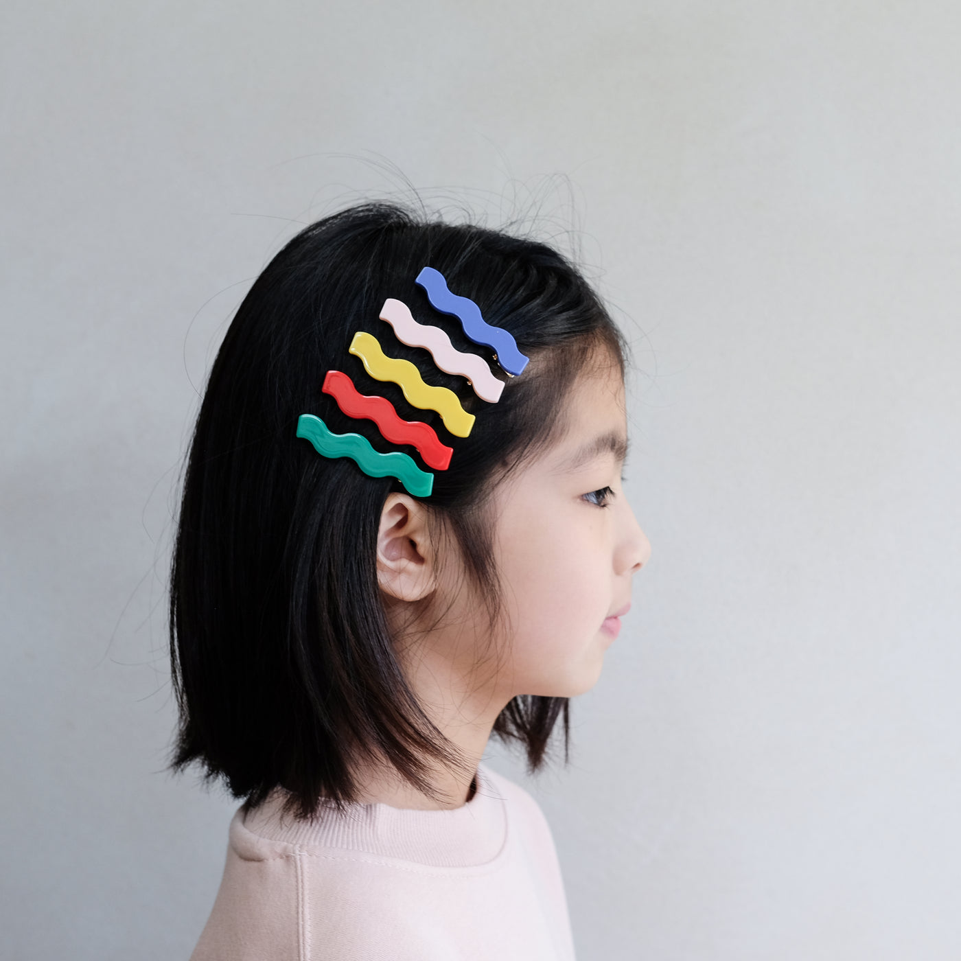 girl wearing wiggle hair clips in hair