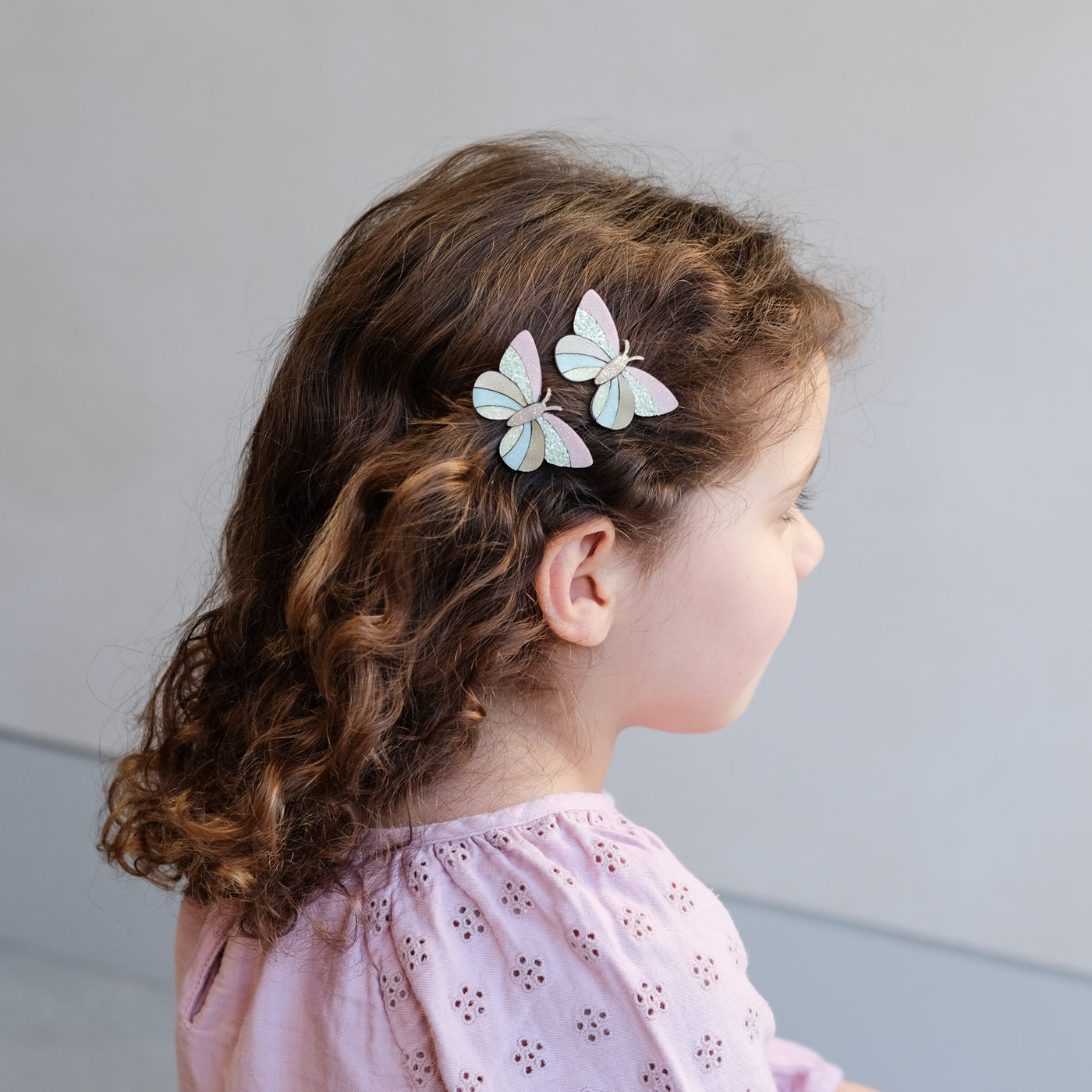 girl wearing butterfly clic clacs in her hair