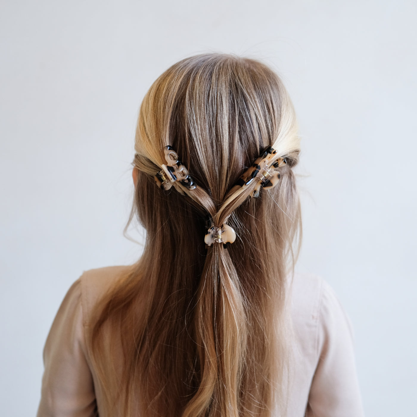 girl wearing Assorted leopard mini claw clips in her hair