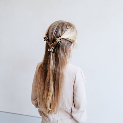 girl wearing Assorted leopard mini claw clips in her hair