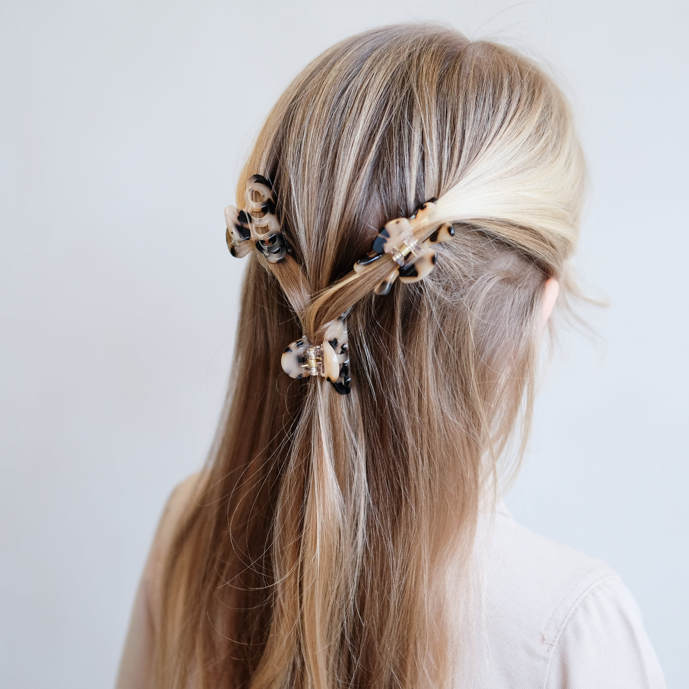 girl wearing Assorted leopard mini claw clips in her hair