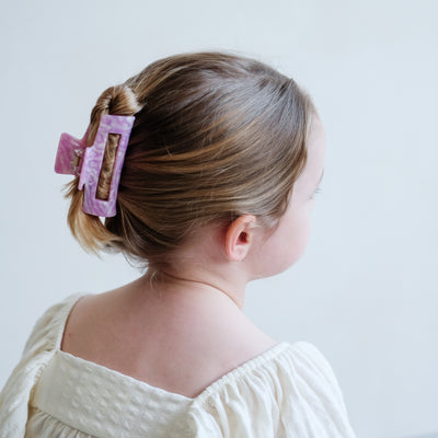 girl wearing a Large acetate claw clip in pink in her hair