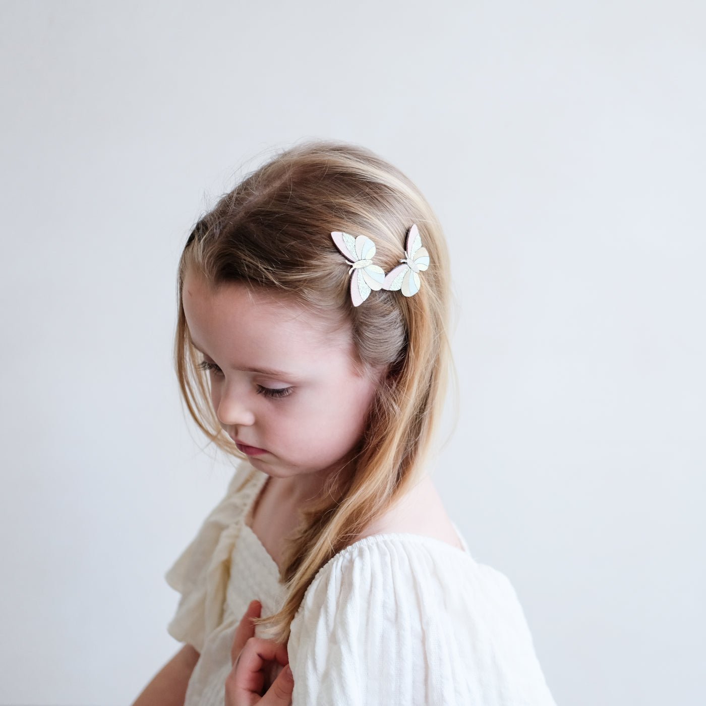 girl wearing butterfly clic clacs in her hair