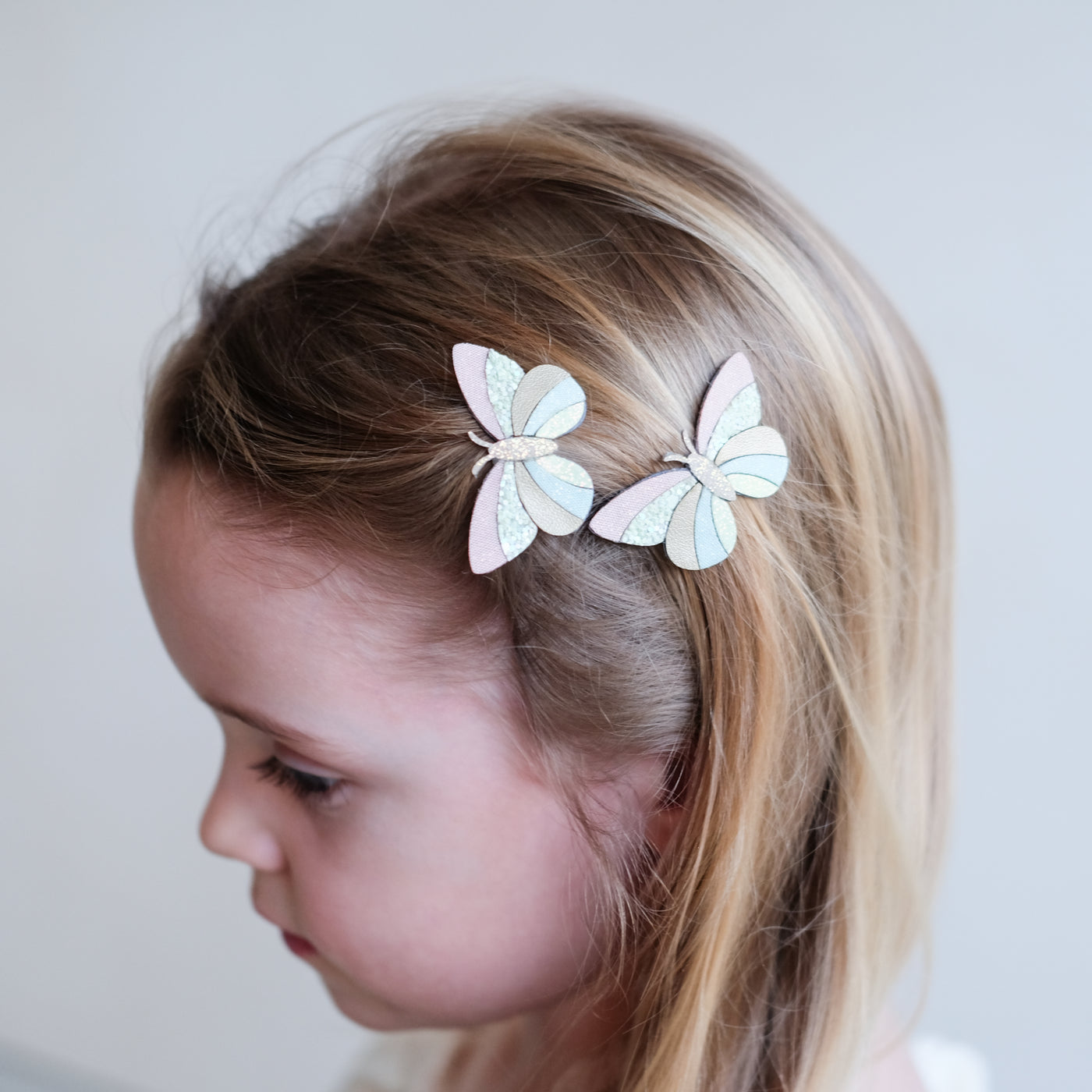 girl wearing butterfly clic clacs in her hair