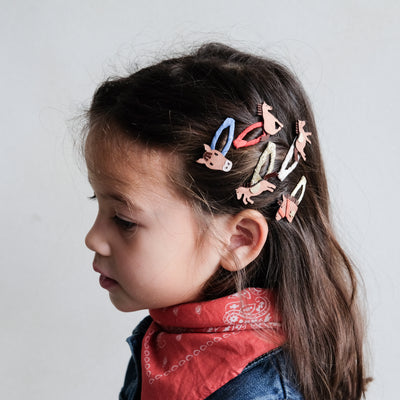 girl wearing pony mini clic clacs