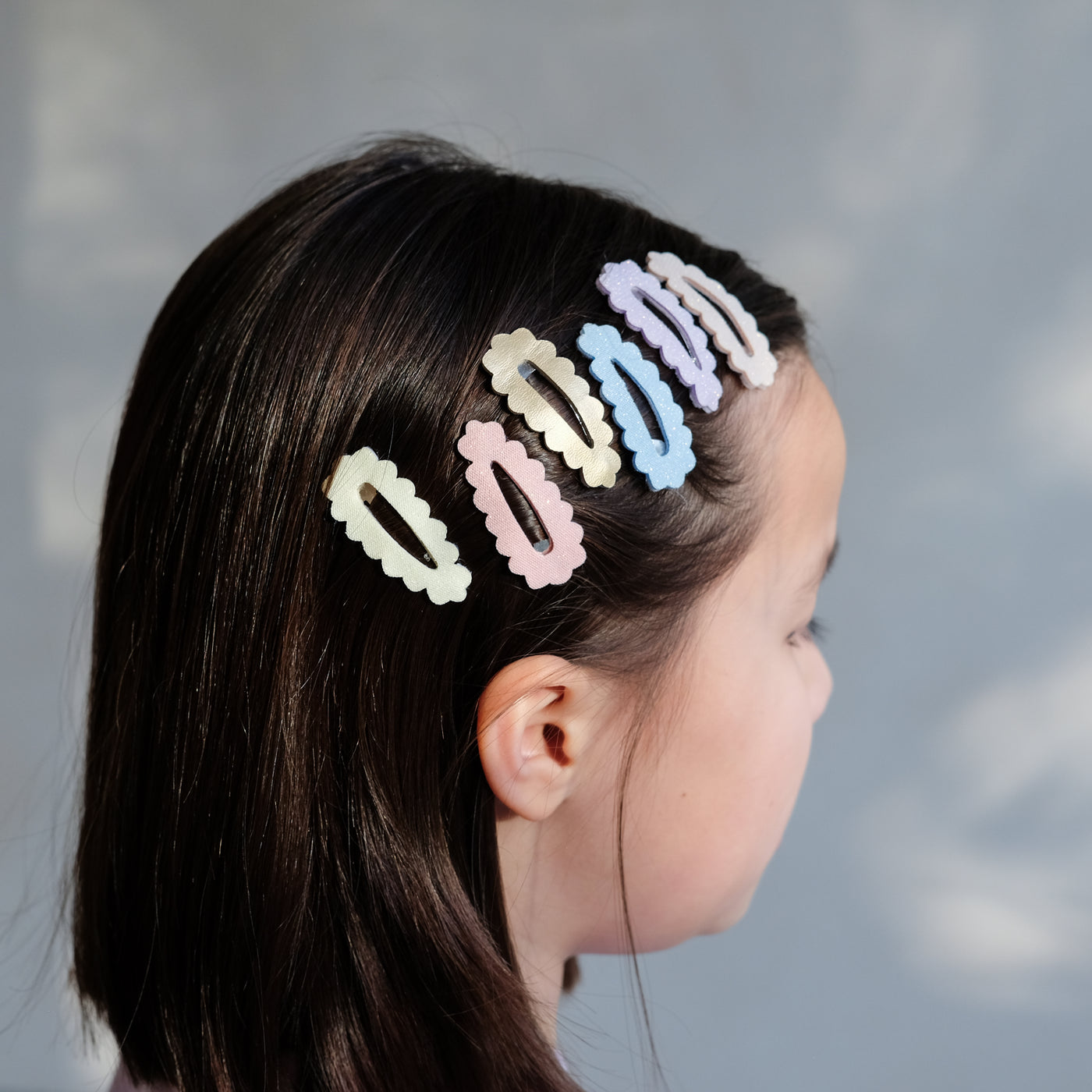 girl wearing Scalloped sparkle mini clic clacs in hair