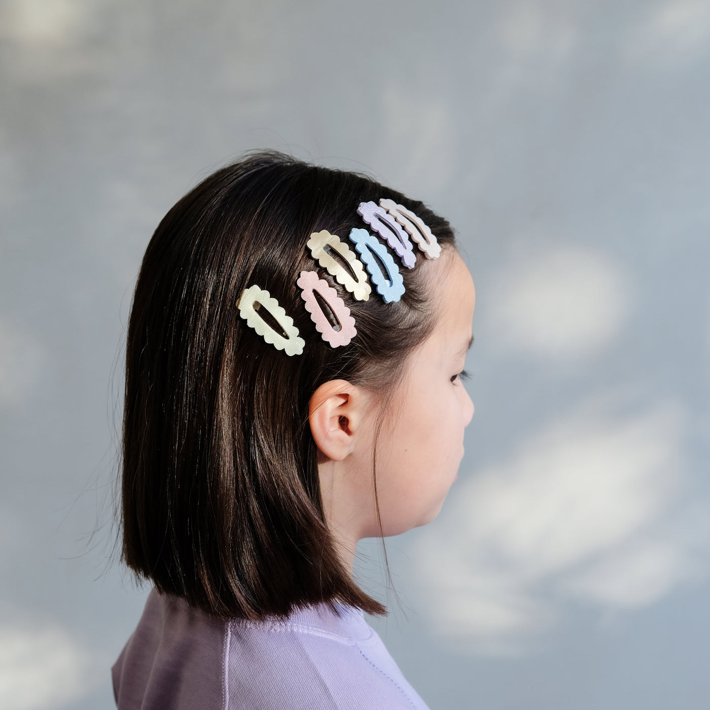 girl wearing Scalloped sparkle mini clic clacs in hair