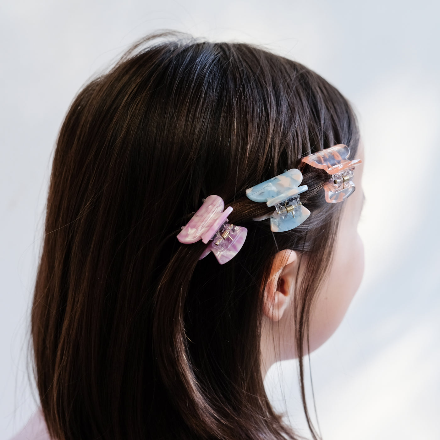 girl wearing mixed acetate claw clips in hair